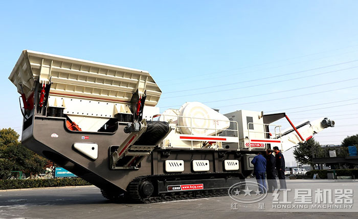 客戶到紅星機(jī)器直銷廠家參觀履帶式建筑垃圾再生石骨料破碎機(jī)