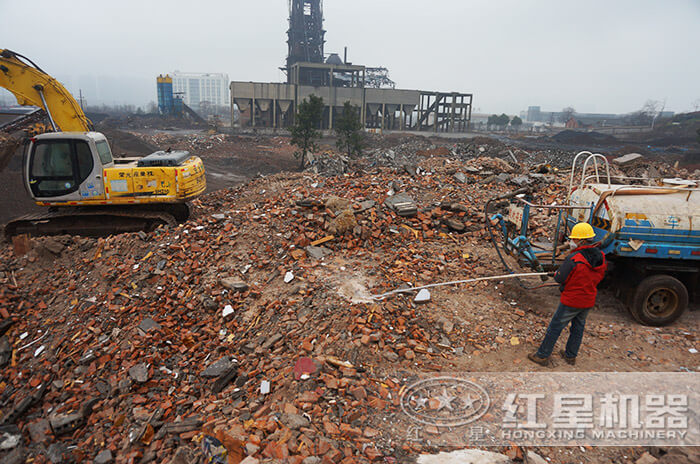 建筑工地磚渣物料隨處可見