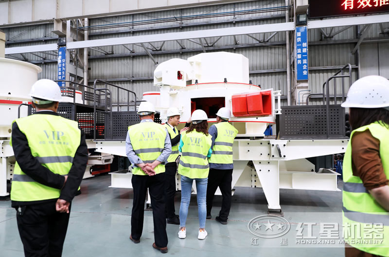 客戶到紅星機(jī)器廠區(qū)參觀河卵石碎砂機(jī)